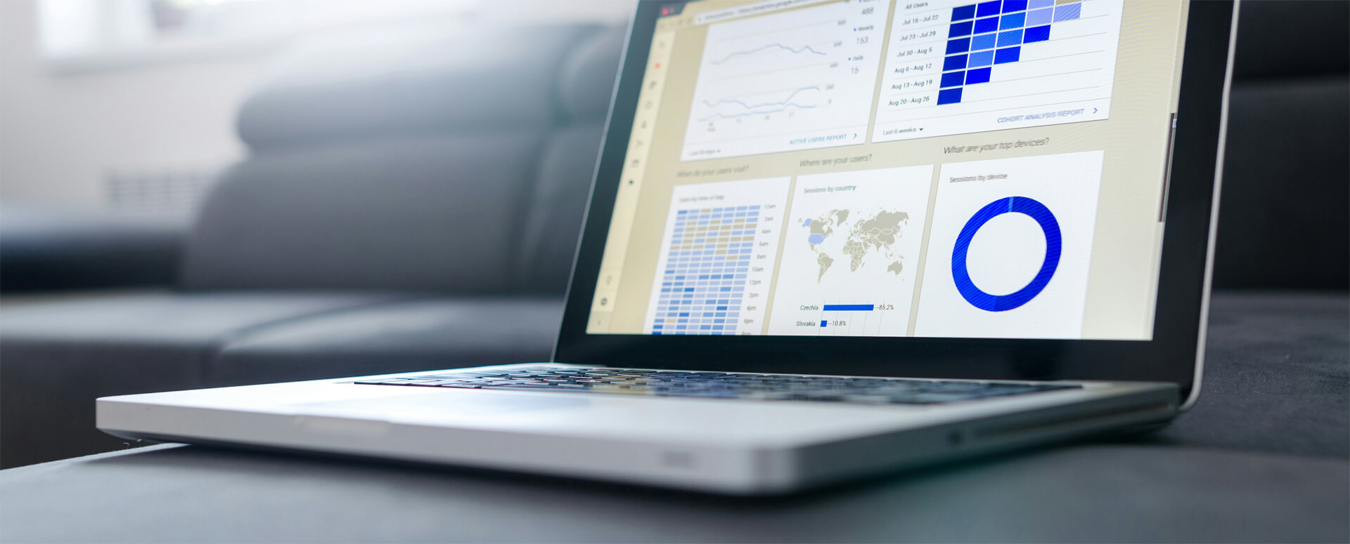 im Vordergrund sieht man ein hölzernes Steuerrad, im Hintergrund blauer Himmel, die Sonne wird durch da Steuerrad verdeckt.